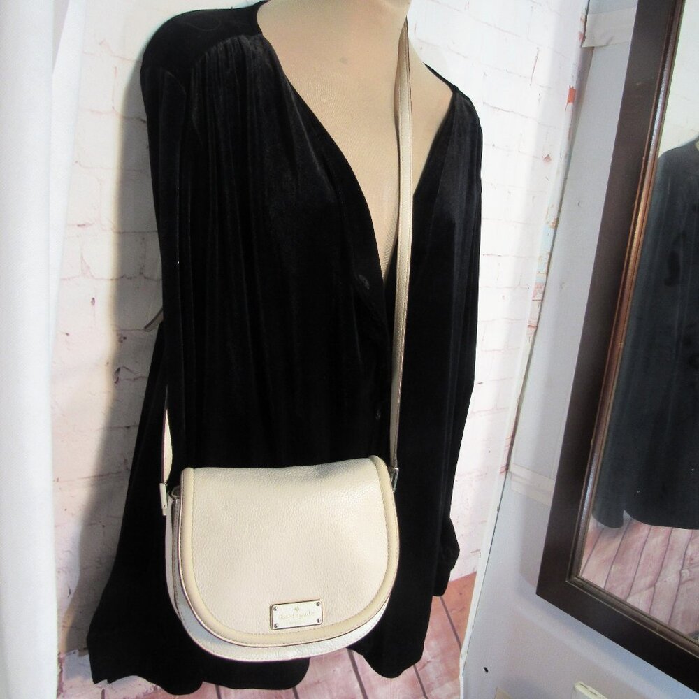 CLASSIC BEIGE + WHITE KATE SPADE PEBBLED LEATHER XBODY BAG